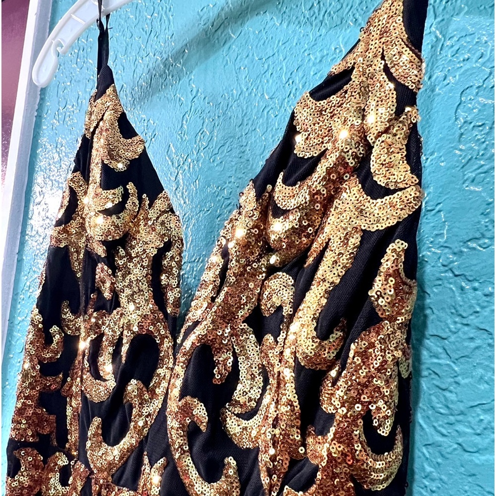 👑✅PRICE FIRM✅ Beautiful Formal Gold & Black Sequin Long Gown - Picture 2 of 13
